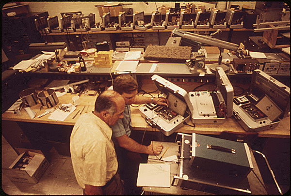 LABORATORY AT EPA'S NATIONAL RESEARCH CENTER AT LAS VEGAS ENVIRONMENTAL GAMMA RADIATION MONITORS ARE CHECKED BEFORE SHIPMENT