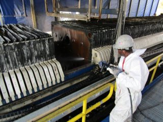 Cleaning the Filter Press - November 2017