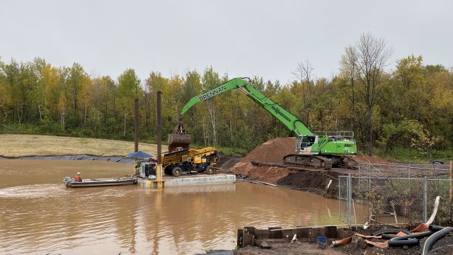 Capping operations in the Weir Pond continue.  Granular activated carbon (GAC) is loaded into the slinger for placement in the Weir Pond.