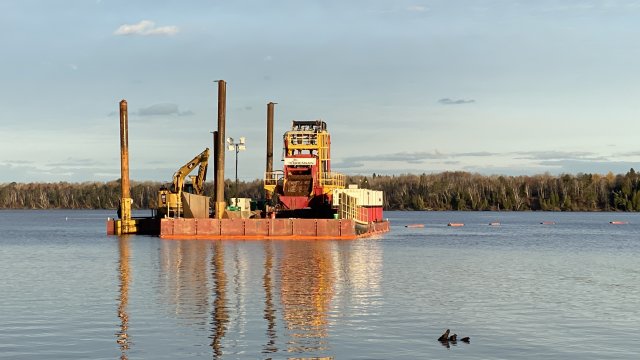 Residual cover placement in the Wire Mill Delta was completed. The residual cover is a thin layer of clean sand that ensures the dredge surface is fully remediated and supports recolonization of native species.   