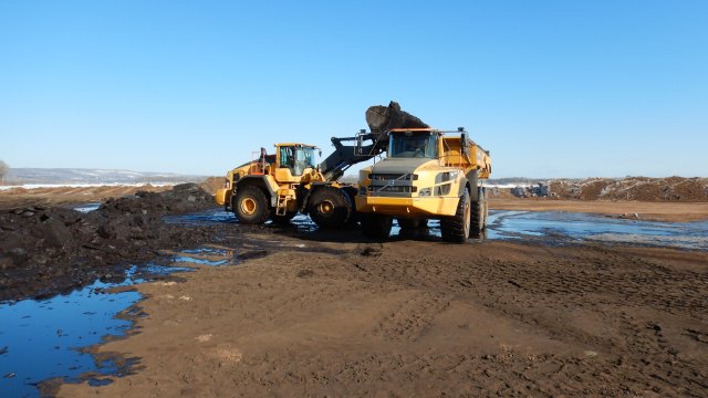 Dredge material from the Shallow Sheltered Bay continues to be hauled to either the Sediment Processing Area or the OU-J confined disposal facility (CDF). 