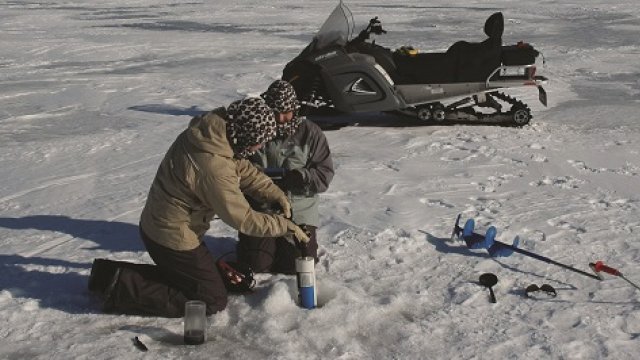 Hydrolab winter water sampling through ice
