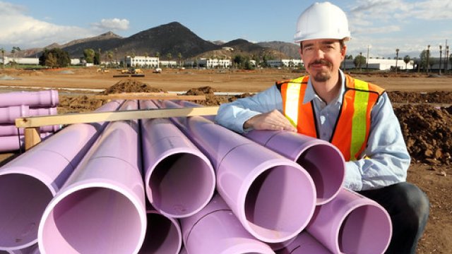 Worker next to drinking water pipes