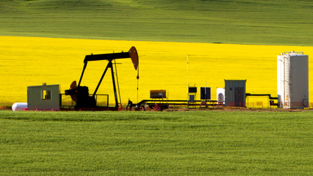 Image of an oil rig on farm land.