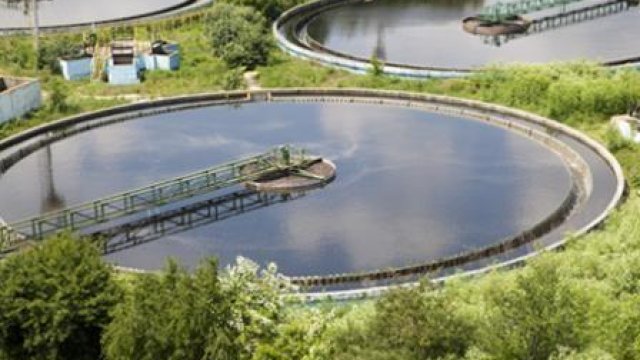 Wastewater treatment clarifier