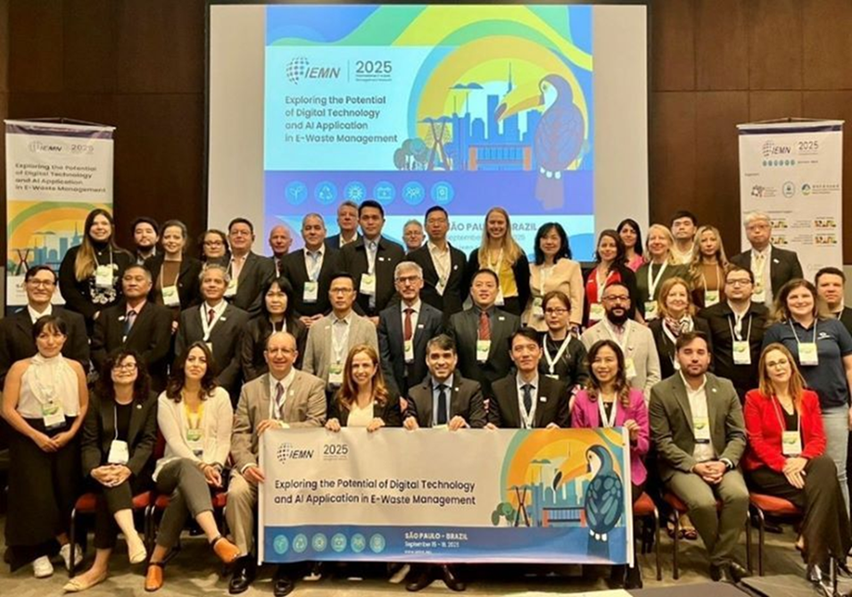 Participants taking group photo together holding a banner saying "Exploring the Potential of Digital Technology and AI Application in E-Waste Management.