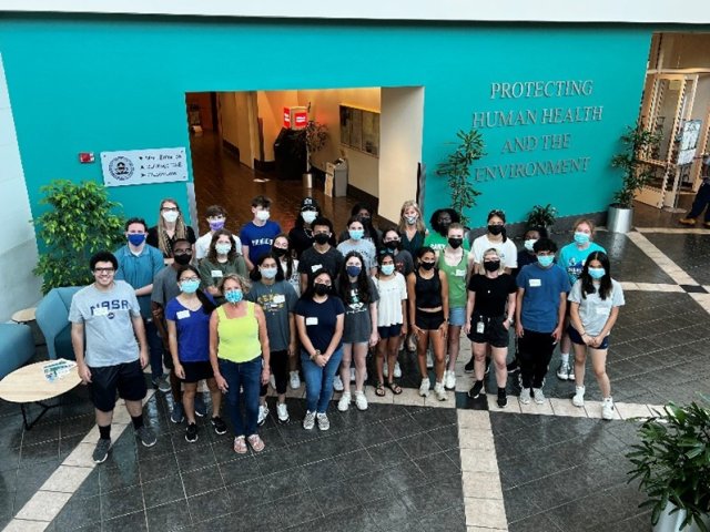 Group shot of students, researchers, and educators who participated in the Summer Science Institute