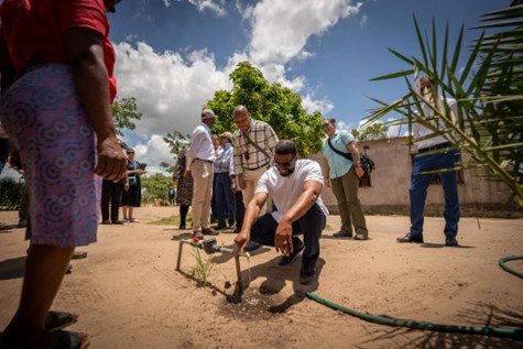 While in Mozambique, Administrator Regan met with local advocates and business leaders that have developed advanced ideas to use clean energy to power critical services, as well as address pollution challenges from plastics and waste.   He visited the site of a project funded in part by USAID to harness solar energy to power a water tower that can provide reliable water to up to 8,000 people in the surrounding area.