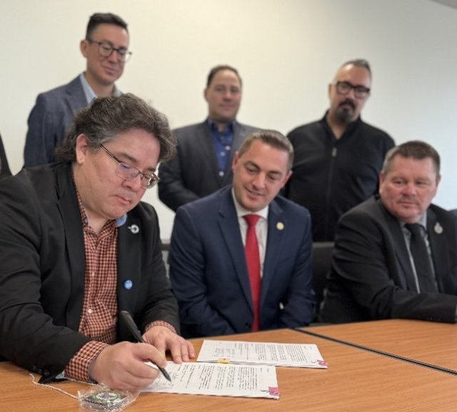 EPA and the SRMT Tribal Council signing the Performance Partnership Agreement.