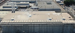 Last week, contractors cut and lowered one of the stacks to the landing pad | La semana pasada, los contratistas cortaron y bajaron una de las pilas hasta la plataforma de aterrizaje.