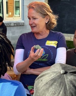 Kelly Witter teaches an EPA-developed lesson on geology to students at an elementary school in Durham, N.C.